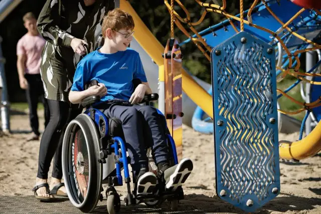 Nowoczesny plac zabaw: od klasyki po integrację. Co musisz wiedzieć?