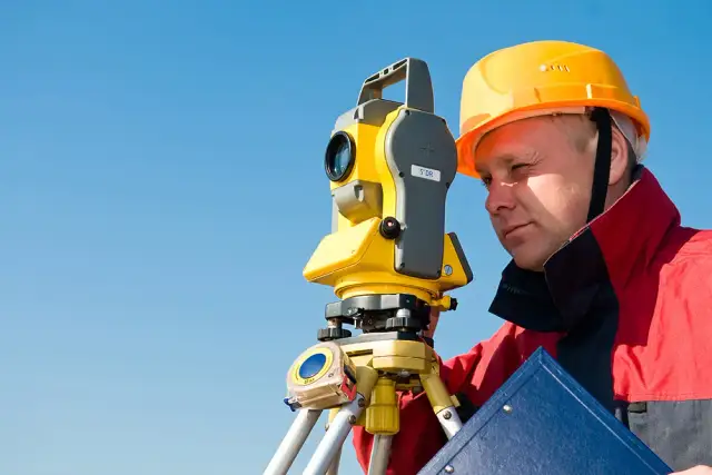 Geodeta kto to: Kluczowe informacje o roli i obowiązkach geodety