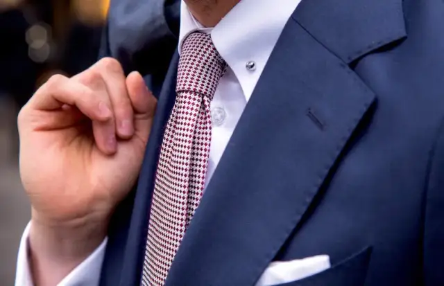 Granatowy garnitur jaka koszula - idealne połączenia na każdą okazję