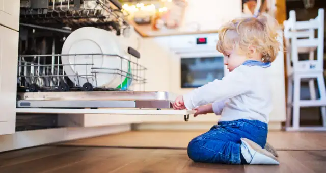 Od jakiego wieku dziecko może zostać samo w domu? Ważne informacje