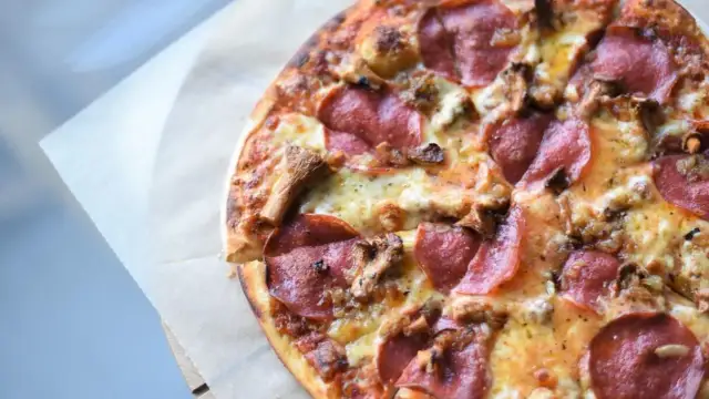 Jaką szynkę do pizzy wybrać, aby uniknąć przeciętnego smaku?