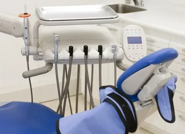 Gdzie wyrwać zęba na NFZ w Krakowie? Sprawdź dostępne kliniki