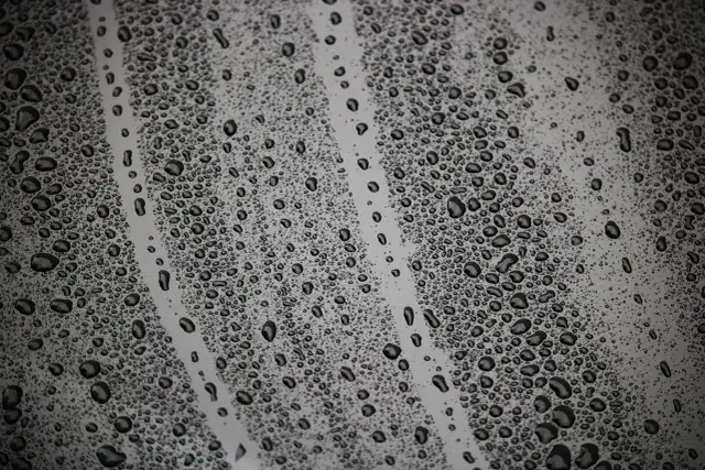 Dlaczego na oknach jest woda? Oto przyczyny i jak temu zapobiec