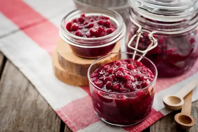 Prosty przepis na domowy sos żurawinowy z suszonej żurawiny – krok po kroku