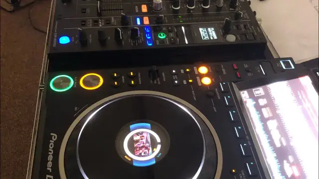 DJ set co to: Poznaj sekrety miksowania i sprzętu DJ-skiego