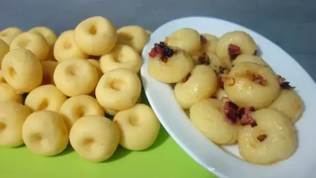 Jak zrobić idealne kluski? Przepis krok po kroku (kładzione, śląskie)