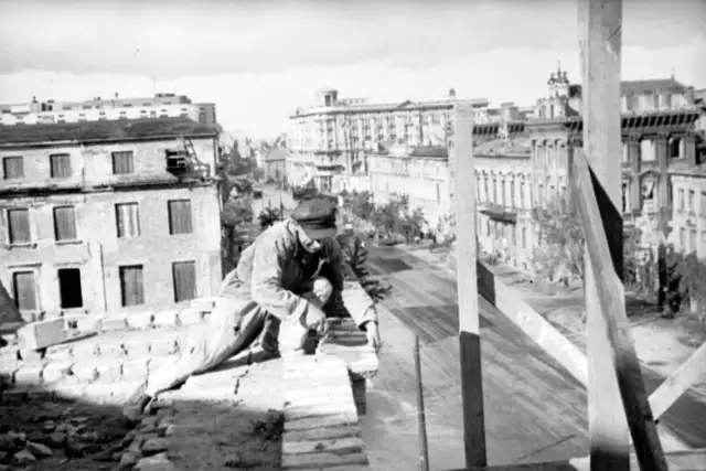 PRL: Fałszowanie historii w podręcznikach. Poznaj ukryte fakty