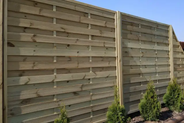 Jak zamontować płot lamelowy? Poradnik DIY na lata!