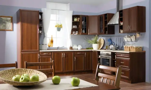 Jak pomalować kuchnię z brązowymi meblami? Kolory i porady