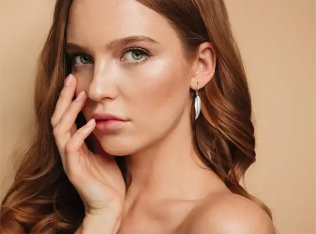 Co oznacza pióro w biżuterii? Odkryj jego głębokie znaczenie