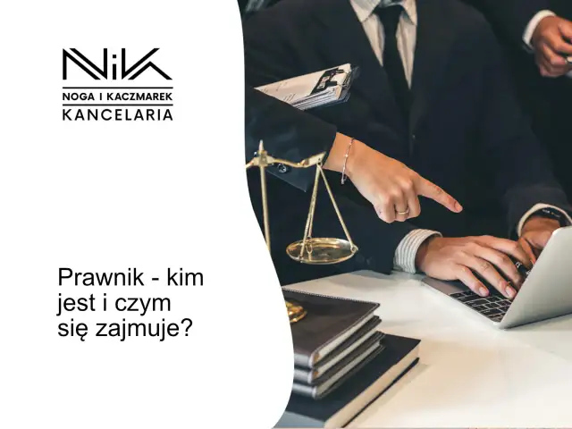 Dłoń wskazująca na laptopa, waga sprawiedliwości i prawnicy w garniturach.