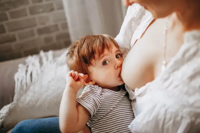 Co z mlekiem po odstawieniu dziecka? Jak radzić sobie z emocjami i zmianami