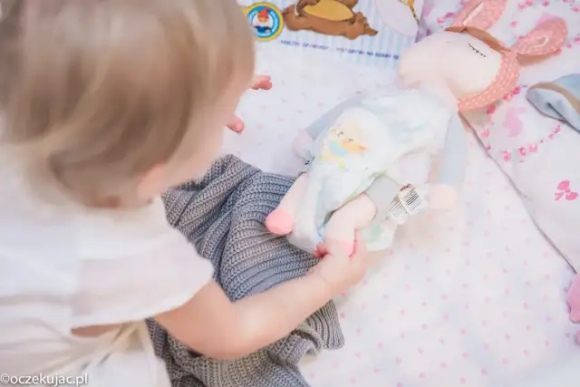 Jak nauczyć dziecko spać z przytulanką? Klucz do spokojnych nocy