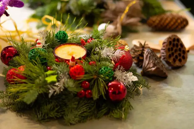 Jak zrobić stroik na cmentarz z żywych kwiatów, aby uczcić bliskich