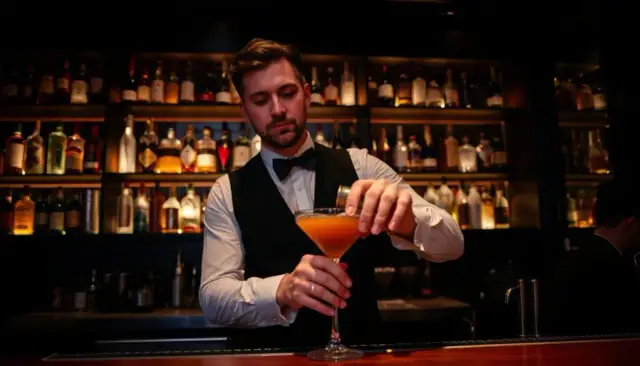 Ile zarabia barman w Polsce? Realne zarobki (podstawa + napiwki)