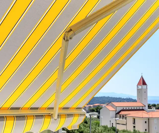 Jak zadaszyć taras pod balkonem, aby uniknąć problemów z deszczem