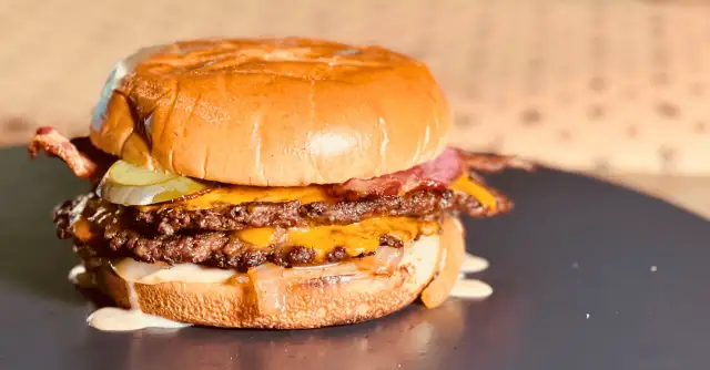 Recette Smash Burger : Le Secret d'une Croûte Parfaite et Juteuse