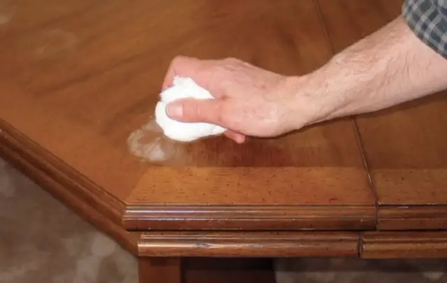 Plama z farby na białych meblach? Oto jak ją usunąć bez śladu