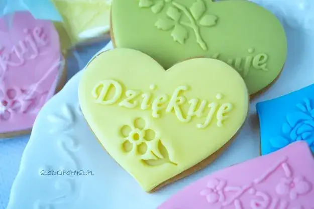 Klej do masy cukrowej: 4 metody na trwałe ozdoby bez plam.