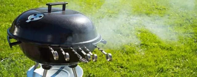 Jak rozpalić grilla? Poradnik krok po kroku (węgiel, gaz, prąd)