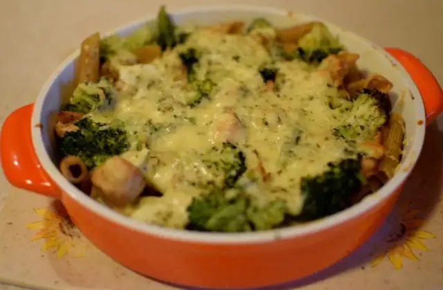 Zdrowa zapiekanka z brokułami, kalafiorem i kurczakiem fit na obiad