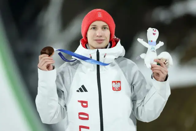 Polski sportowiec z brązowym medalem olimpijskim i maskotkami. To jego emerytura za medal olimpijski.