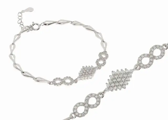 Ile kosztuje srebrna bransoletka? Sprawdź ceny i porównaj modele