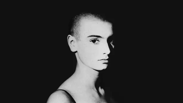Ikoniczne ujęcie Sinéad O'Connor, symbolizujące jej niezapomniane utwory i odwagę.