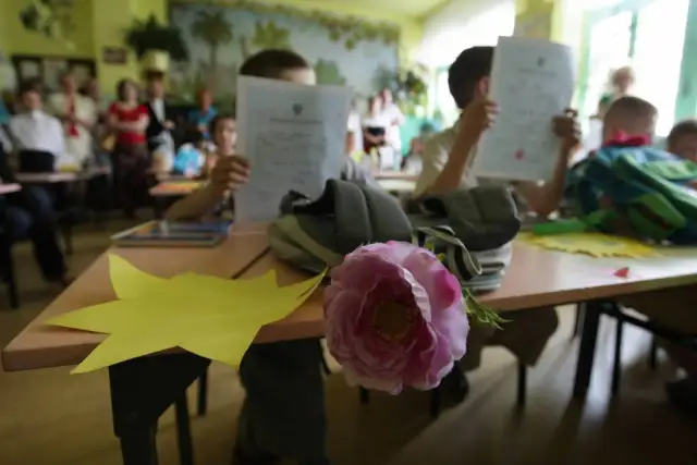 Jak podziękować wychowawczyni? Prezenty i słowa, które wzruszą