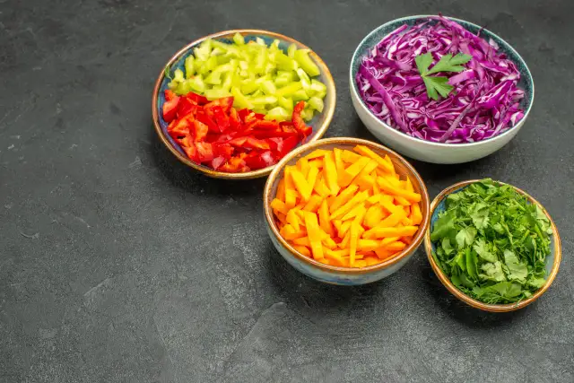 Jakie surówki do kotletów jajecznych, które zachwycą Twoje podniebienie?