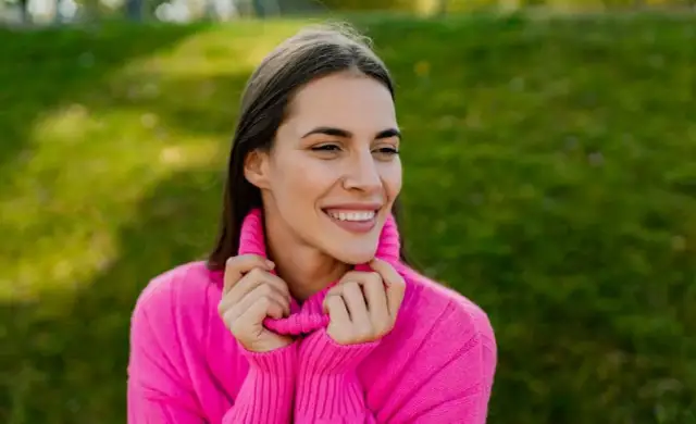 Stylizacje z różowym kardiganem, które ożywią Twoją garderobę