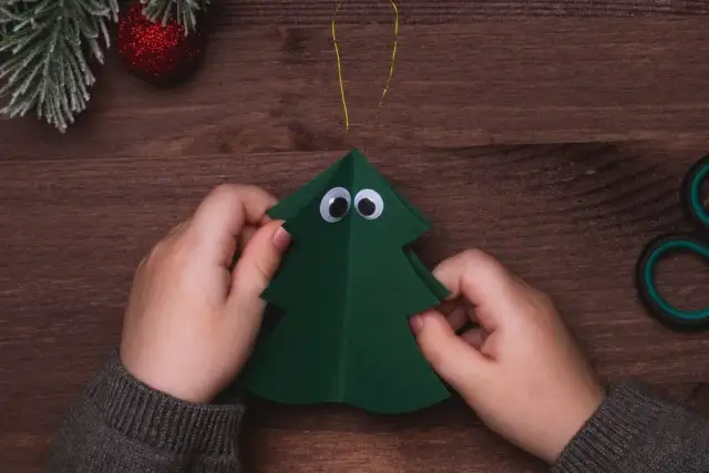Jak zrobić choinkę z kartonu - proste pomysły na świąteczną dekorację