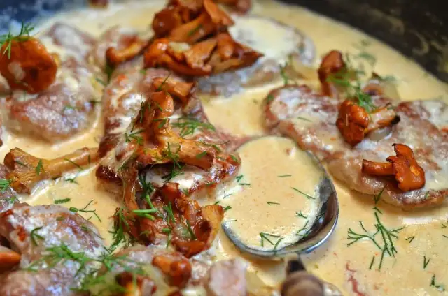 Polędwiczki w sosie kurkowym z czym podawać, aby zachwycić gości