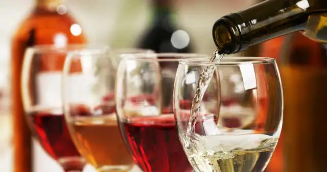 Co ma więcej kalorii: piwo czy wino? Zaskakujące różnice!