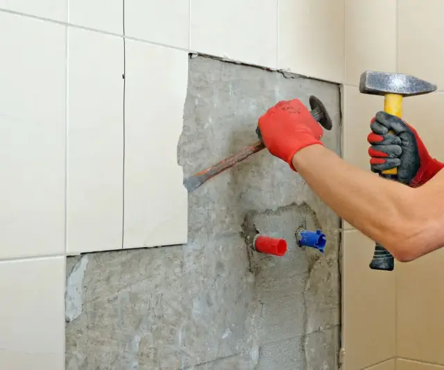 Jak skuwać kafelki: proste sposoby na łatwe usunięcie płytek