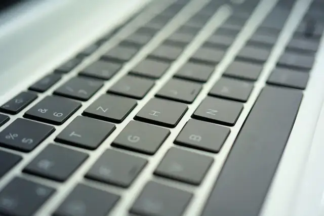 Zbliżenie na klawiaturę laptopa z widocznymi klawiszami liter i cyfr.