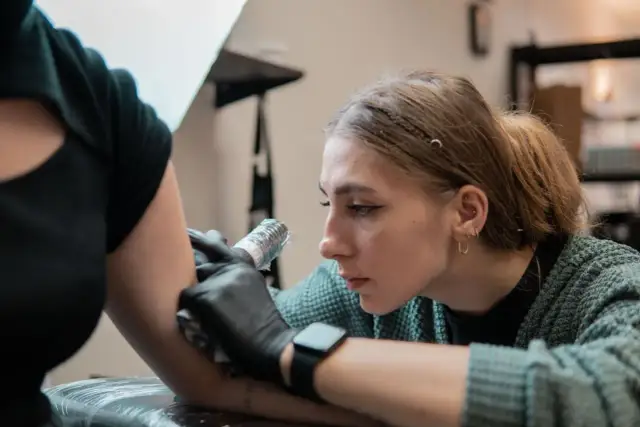 Ile nie pić po tatuażu? Uniknij blaknięcia i infekcji!