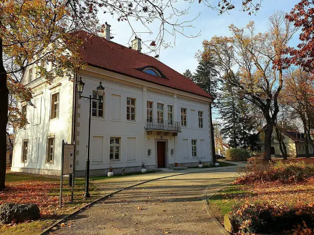 Pałac w Chrzęsnem: historia, zwiedzanie i tajemnice zabytkowej architektury