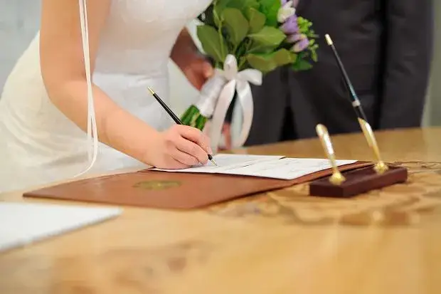 Czy można wziąć ślub na zwolnieniu lekarskim? Zobacz, co musisz wiedzieć