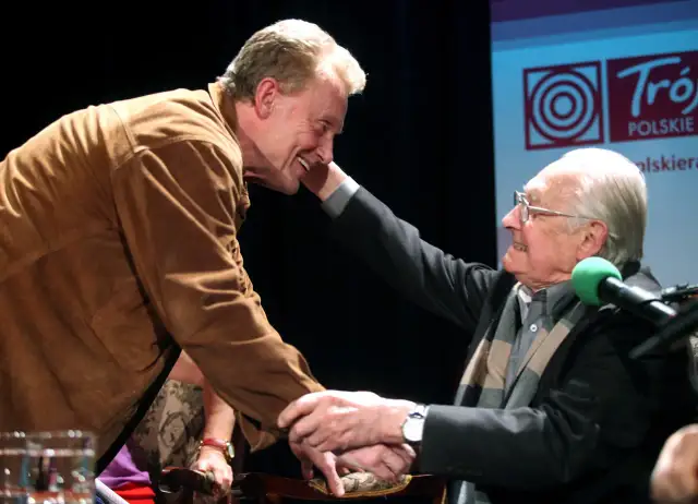 Dwóch starszych panów, jeden w brązowej kurtce, drugi w garniturze, ściska sobie dłonie. Może to symboliczne zakończenie prawdziwych powodów konfliktu reżysera z główną gwiazdą polskiej produkcji?