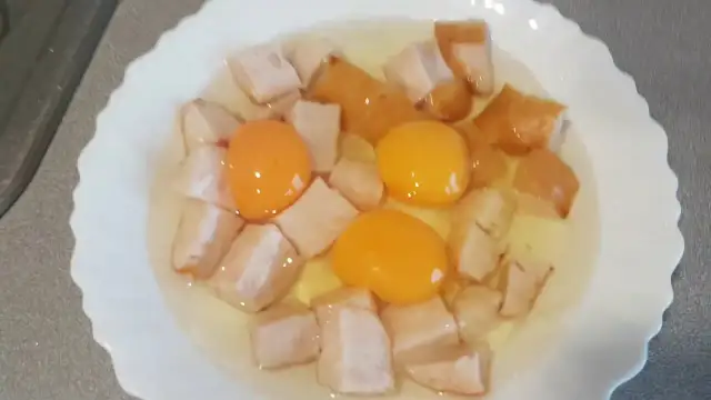 Jak zrobić jajecznicę w mikrofali: 5 prostych kroków + porady