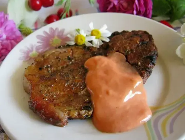 Sos do mięsa z grilla – 7 pysznych przepisów, które zachwycą smakami