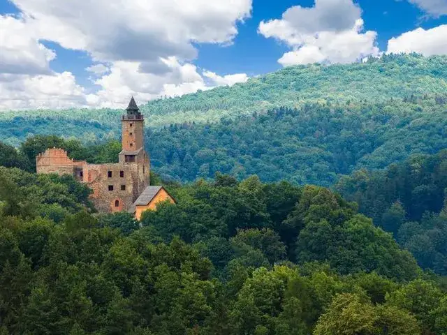 Gdzie dokładnie leżą Góry Sowie? Poznaj ich położenie i okolice!