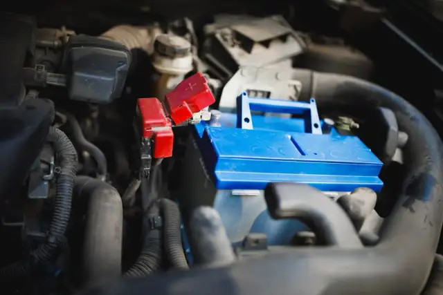 Ile volt ma akumulator? Sprawdź prawidłowe napięcie (12V, 12.6V)