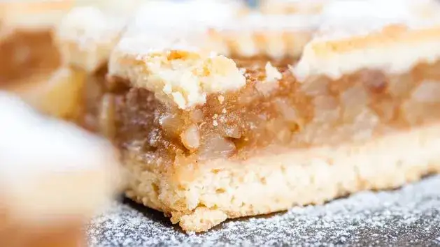 Jak zagęścić jabłka do szarlotki galaretką? Prosty trik!