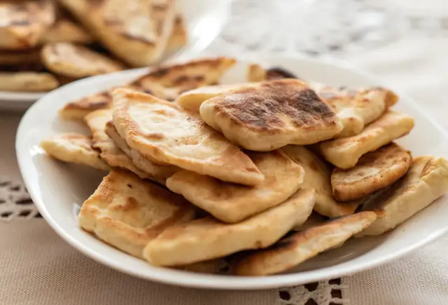 Przepis na ciasto pierogowe z masłem, które zachwyci smakiem