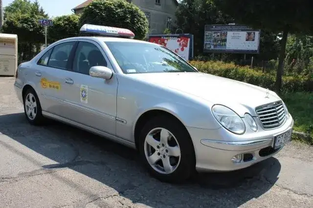 Mercedes E-klasa W211: zalety, wady, usterki i porady dla kupujących