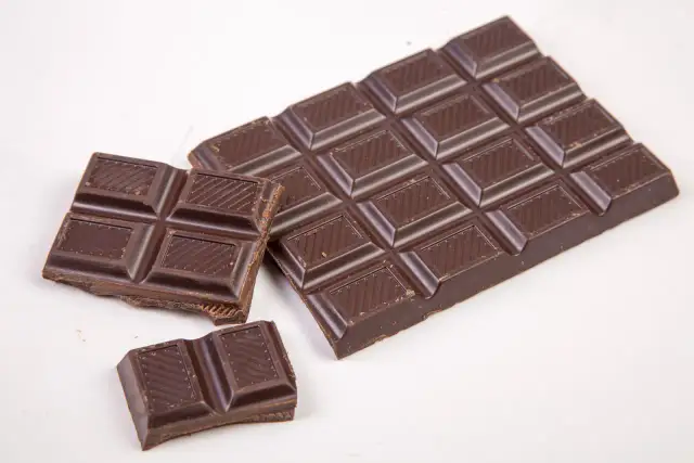 Czy gorzka czekolada jest wegańska? Sprawdź skład i marki bez mleka