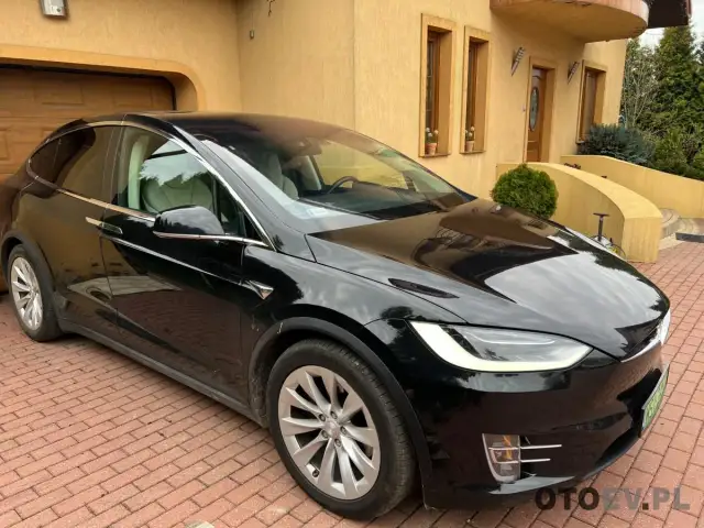 Ile kosztuje przejechanie 100 km tesla? Zaskakujące różnice w cenach