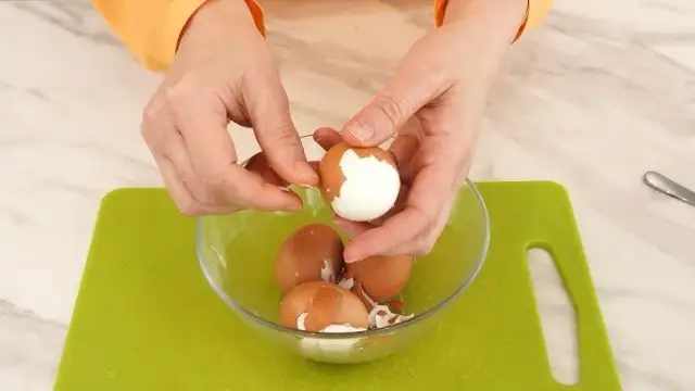 Jak zrobić, żeby jajka się dobrze obierały po ugotowaniu bez trudu